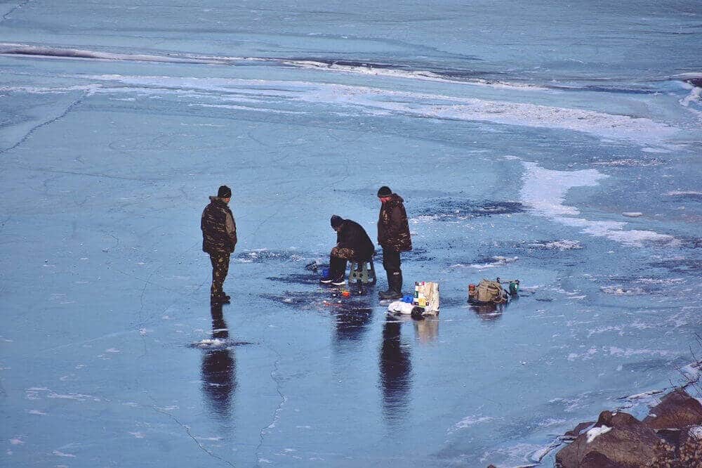 Ice-Fishing-Group